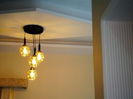 a bunch of lights hanging from a ceiling