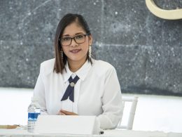 Een vrouw in een kantooromgeving die werkt aan haar carrière