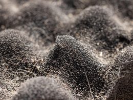 Aannemer die isolatiemateriaal aanbrengt in een spouwmuur van een woning