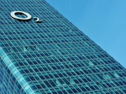 Een moderne serre aangebouwd aan een woning met veel glas en een zithoek