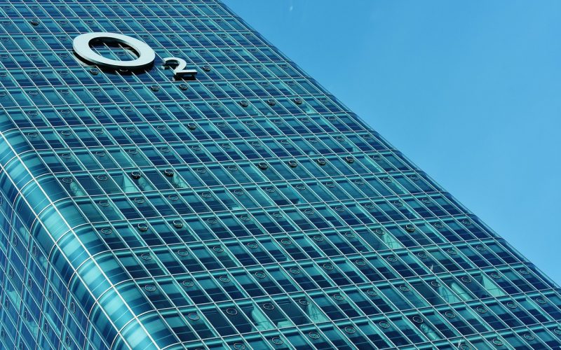 Een moderne serre aangebouwd aan een woning met veel glas en een zithoek