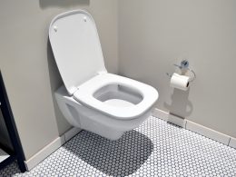 Grijze vloertegels in een moderne badkamer met inloopdouche