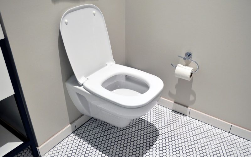 Grijze vloertegels in een moderne badkamer met inloopdouche
