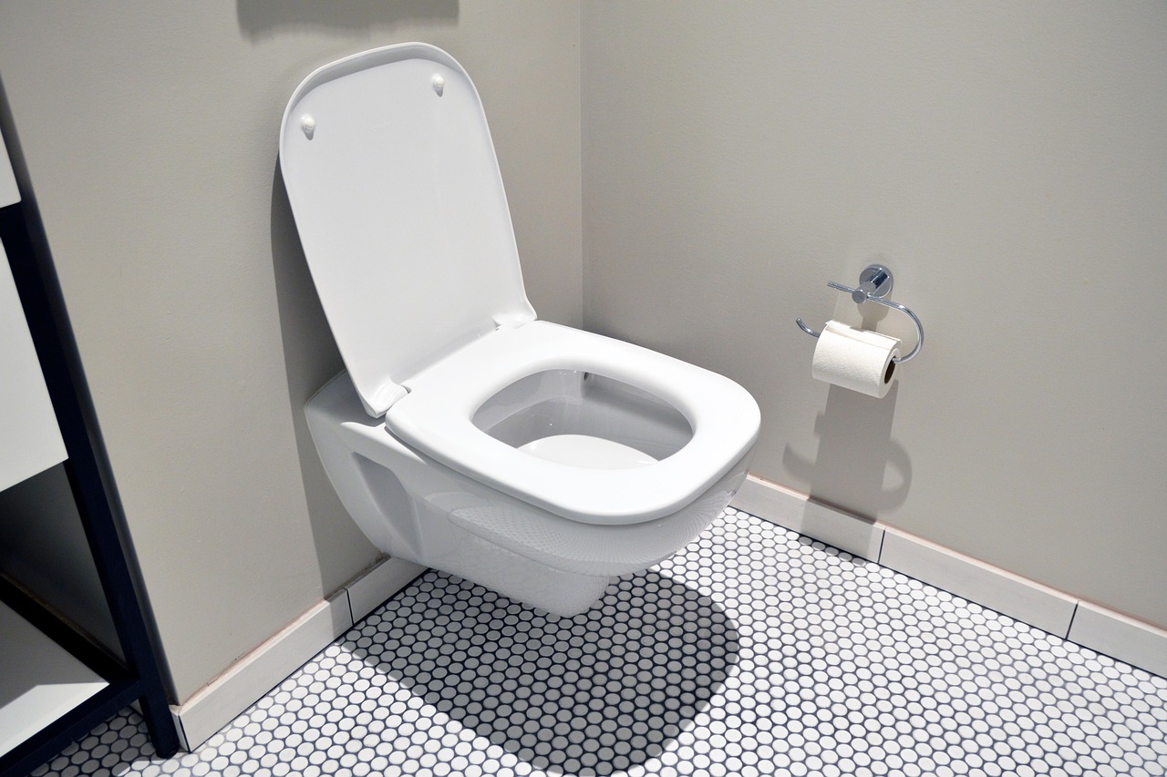 Grijze vloertegels in een moderne badkamer met inloopdouche