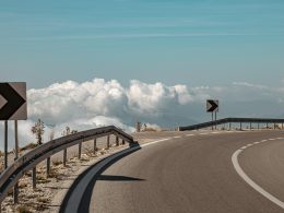 Tweetalig verkeersbord in Friesland met Nederlandse en Friese plaatsnaam