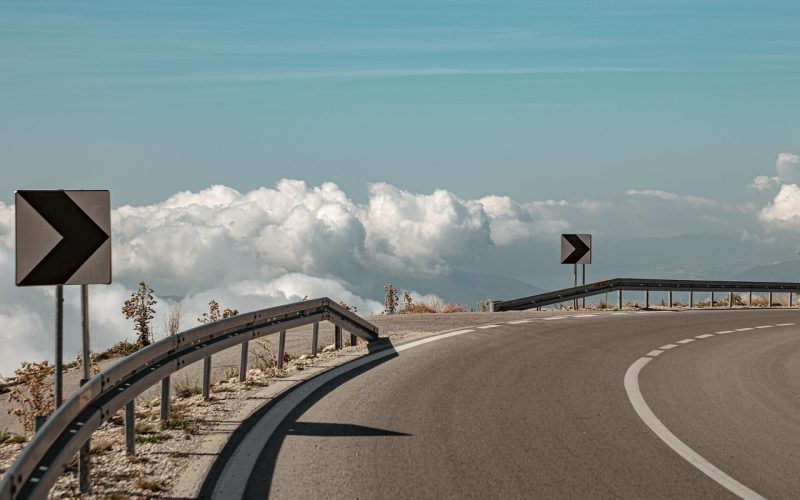Tweetalig verkeersbord in Friesland met Nederlandse en Friese plaatsnaam