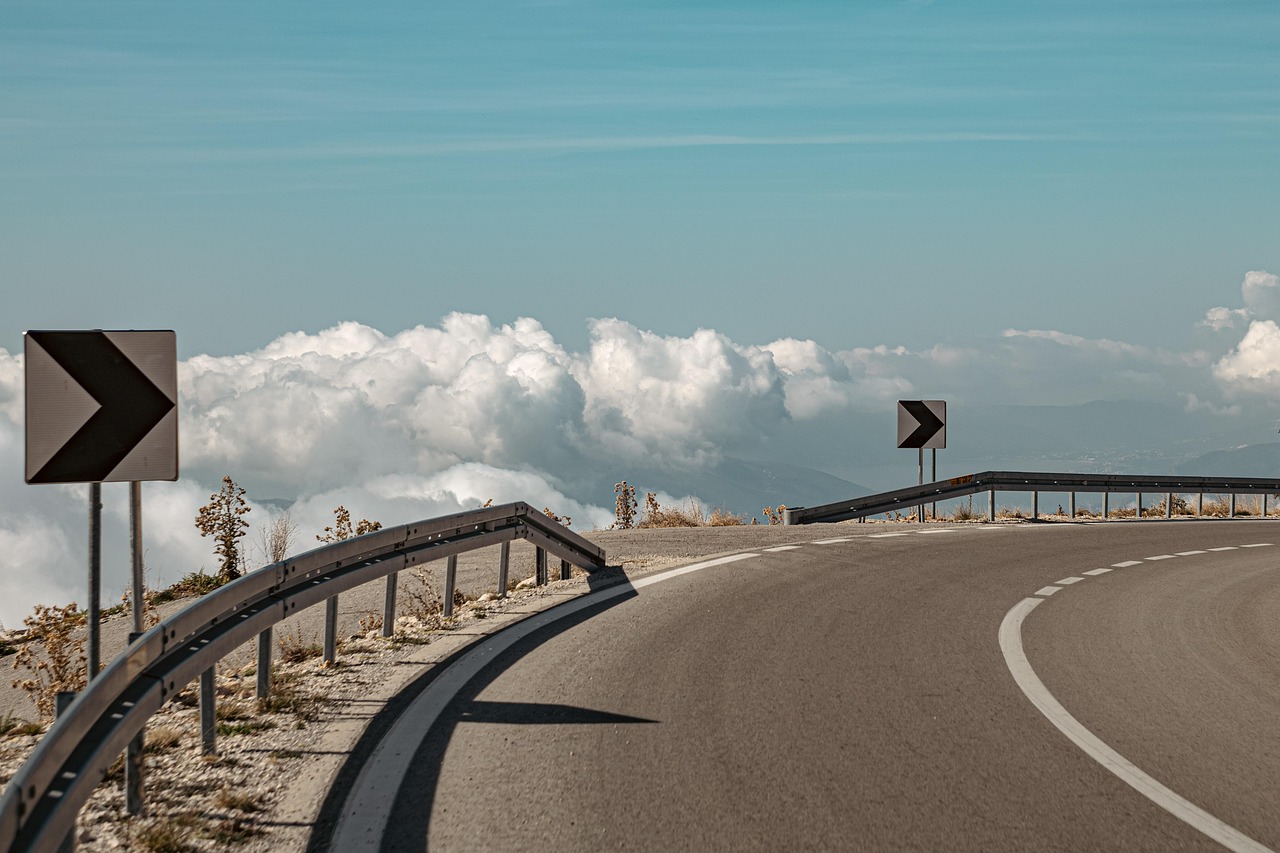 Tweetalig verkeersbord in Friesland met Nederlandse en Friese plaatsnaam