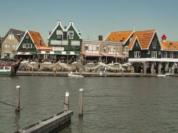 De haven van Volendam met typische geveltjes en het Markermeer op de achtergrond