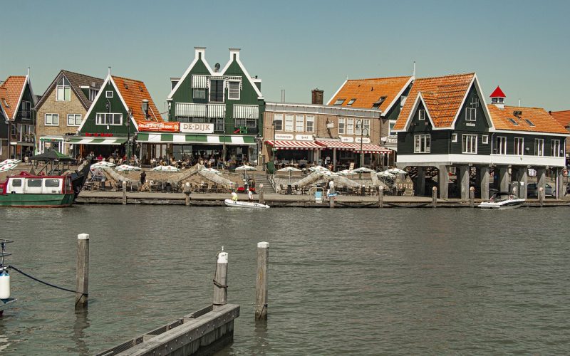 De haven van Volendam met typische geveltjes en het Markermeer op de achtergrond