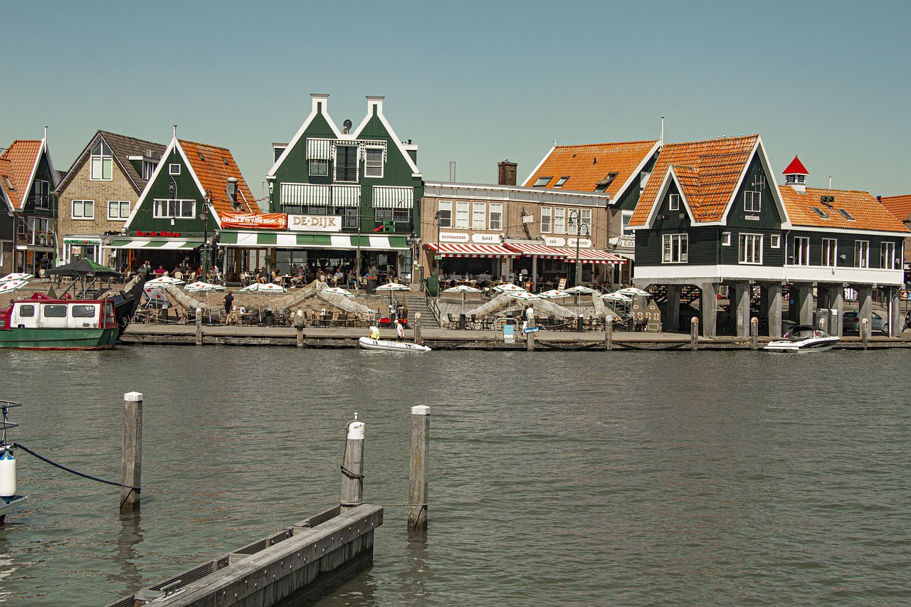 De haven van Volendam met typische geveltjes en het Markermeer op de achtergrond
