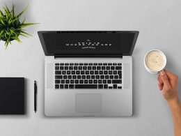 Persoon die een online carrièretest invult op een laptop