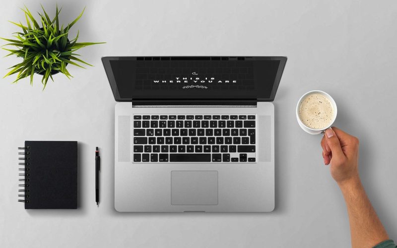 Persoon die een online carrièretest invult op een laptop