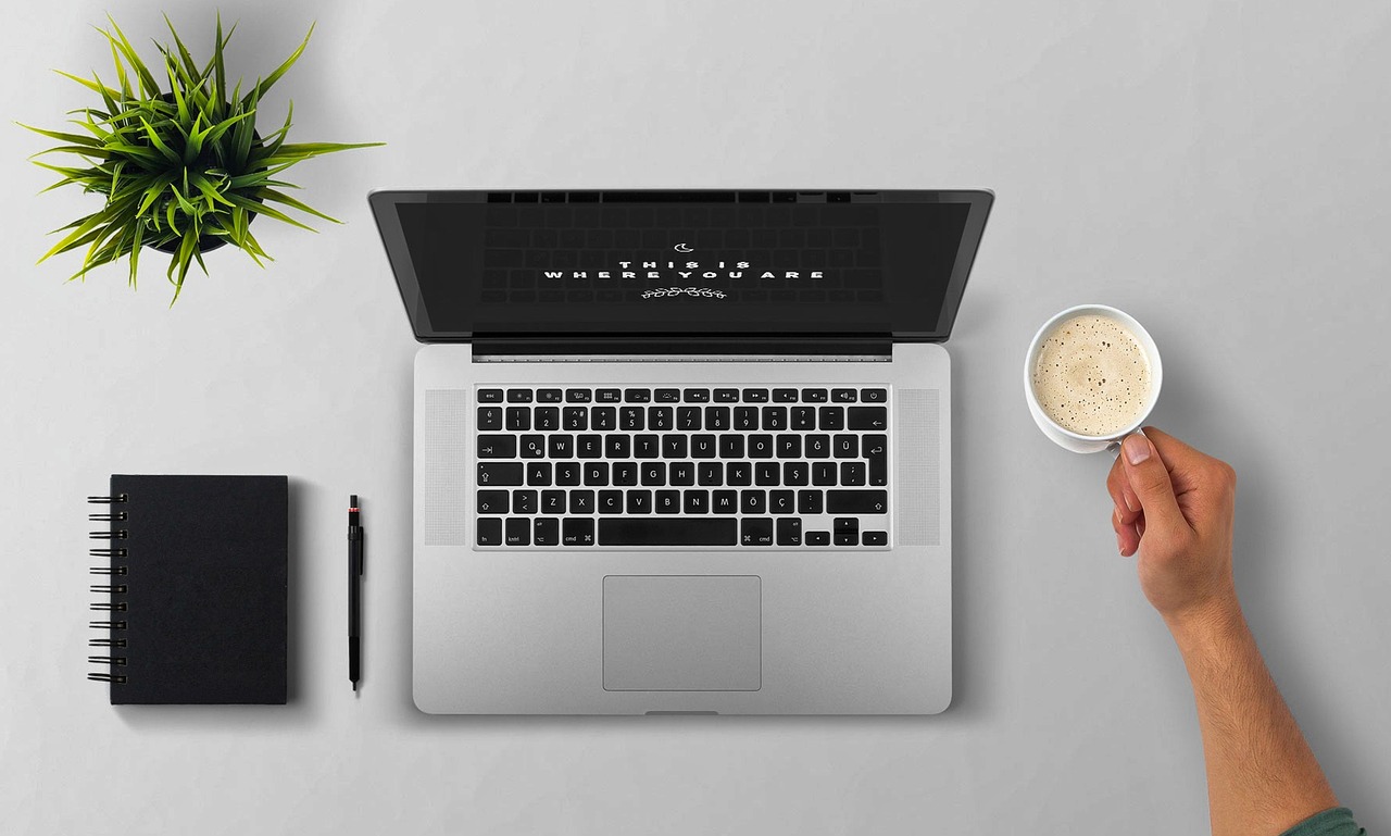 Persoon die een online carrièretest invult op een laptop