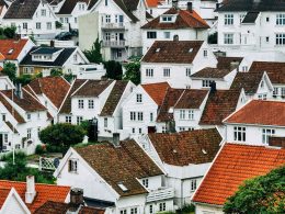 Een taxateur bekijkt een woning van buiten voor een hertaxatie