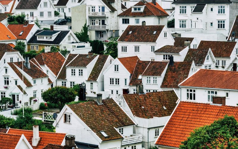 Een taxateur bekijkt een woning van buiten voor een hertaxatie