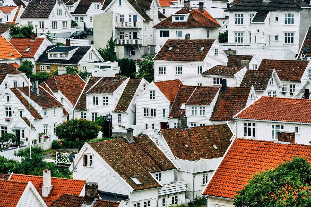 Een taxateur bekijkt een woning van buiten voor een hertaxatie