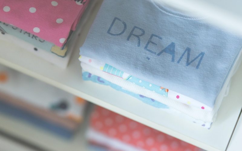 Netjes gevouwen kleding rechtop gesorteerd in een la volgens de KonMari methode