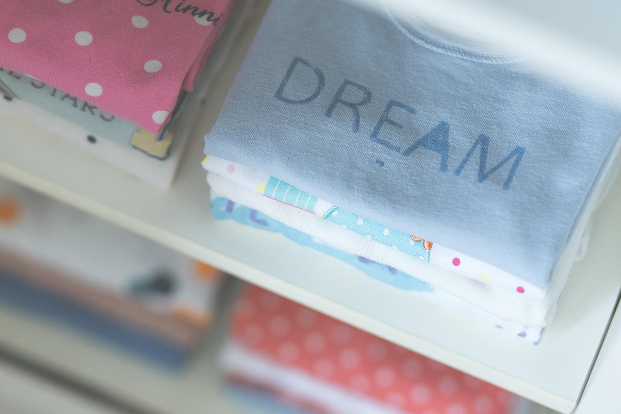 Netjes gevouwen kleding rechtop gesorteerd in een la volgens de KonMari methode