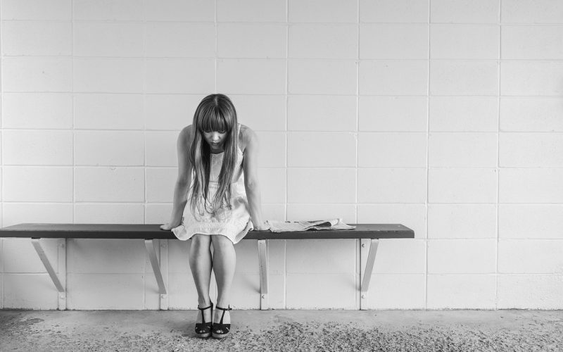 Persoon die rustig nadenkt en de eigen gemoedstoestand overweegt