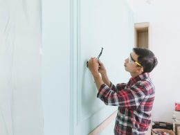 Persoon die stopcontacten en bedrading in huis controleert op veiligheid