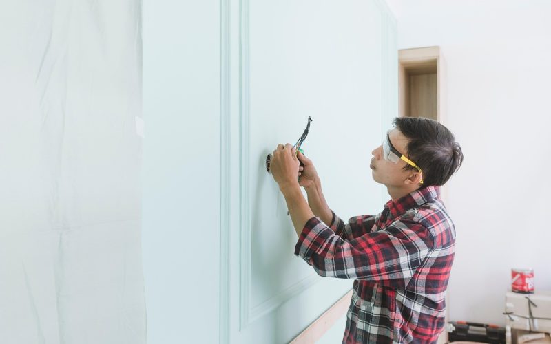 Persoon die stopcontacten en bedrading in huis controleert op veiligheid