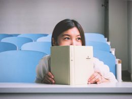 Persoon leest een brief aandachtig aan een bureau