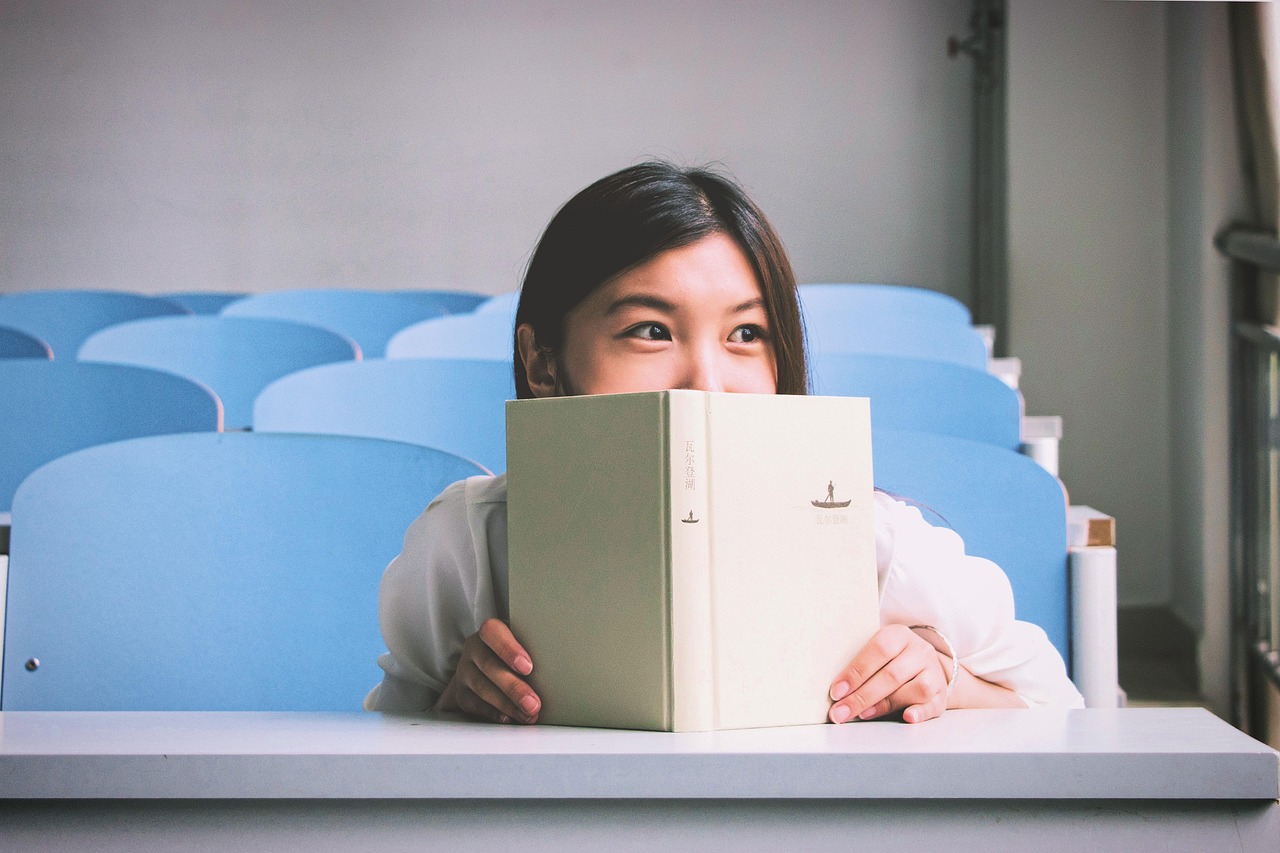 Persoon leest een brief aandachtig aan een bureau
