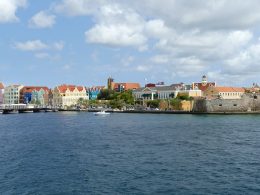 Kleurrijke koloniale huizen langs het water in Willemstad op Curaçao