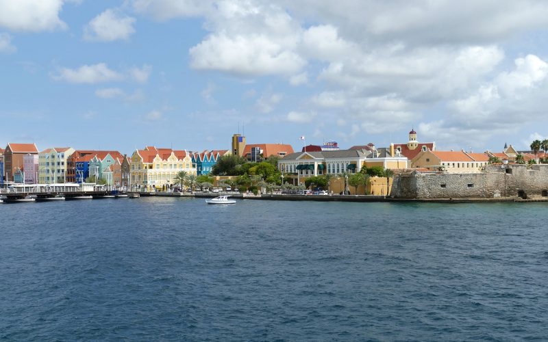 Kleurrijke koloniale huizen langs het water in Willemstad op Curaçao