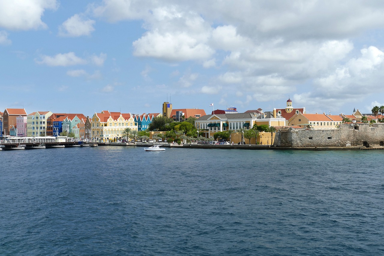 Kleurrijke koloniale huizen langs het water in Willemstad op Curaçao