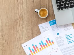 Persoon die financiële documenten bestudeert aan een bureau