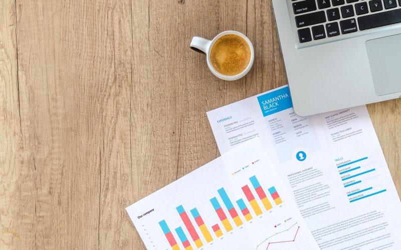 Persoon die financiële documenten bestudeert aan een bureau