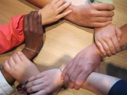 Mensen uit verschillende culturen maken handgebaren tijdens een gesprek