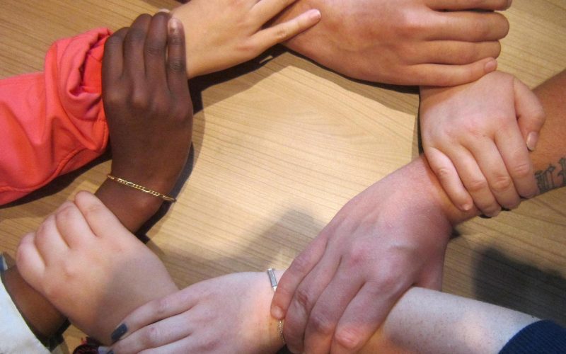 Mensen uit verschillende culturen maken handgebaren tijdens een gesprek