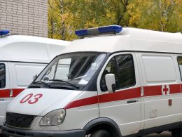 Een patiënt die dialyse ondergaat in een ziekenhuisomgeving met medische apparatuur op de achtergrond