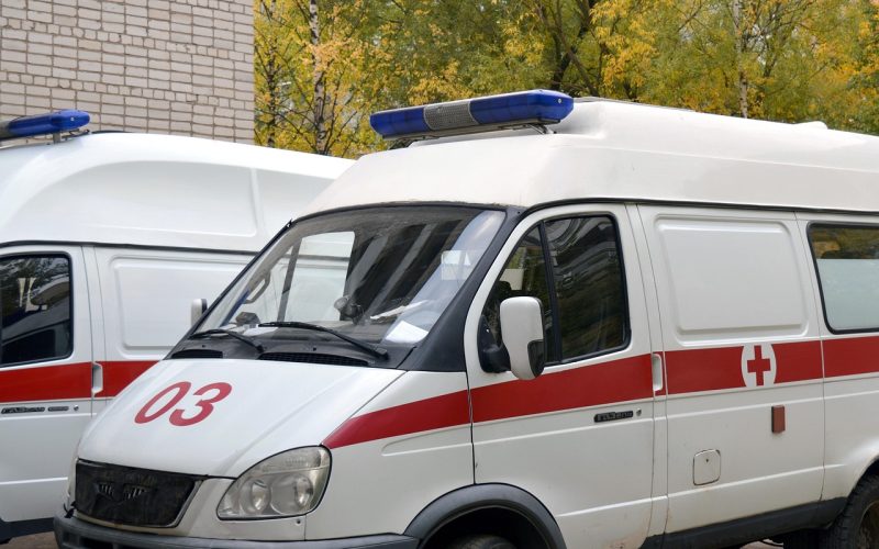 Een patiënt die dialyse ondergaat in een ziekenhuisomgeving met medische apparatuur op de achtergrond