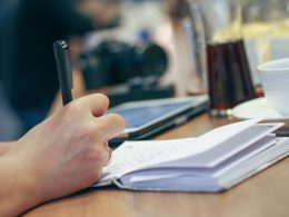 Persoon die praktisch aan het werk is met gereedschap, als voorbeeld van praktisch versus theoretisch handelen