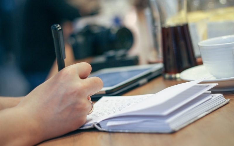 Persoon die praktisch aan het werk is met gereedschap, als voorbeeld van praktisch versus theoretisch handelen