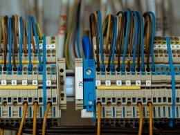 Elektricien die bedrading installeert in een woningwand