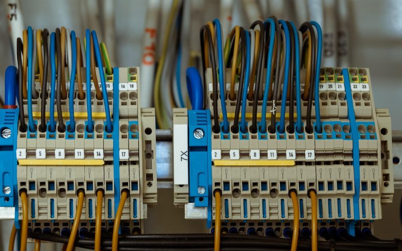 Elektricien die bedrading installeert in een woningwand