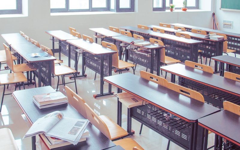 Leerlingen geven elkaar feedback in een klas tijdens een presentatie