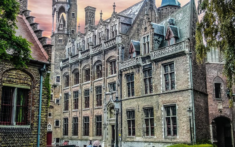 Straatnaambordje in een Vlaamse stad in het Nederlands
