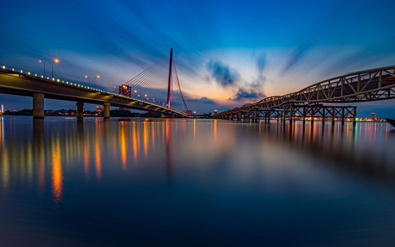 Een vleermuis in vlucht tegen een donkere avondlucht