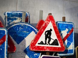 Tweetalig wegwijzerbord op de taalgrens in België met plaatsnamen in het Nederlands en het Frans
