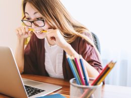 Persoon die zich uitrekt achter een bureau om de gevolgen van te weinig bewegen tegen te gaan
