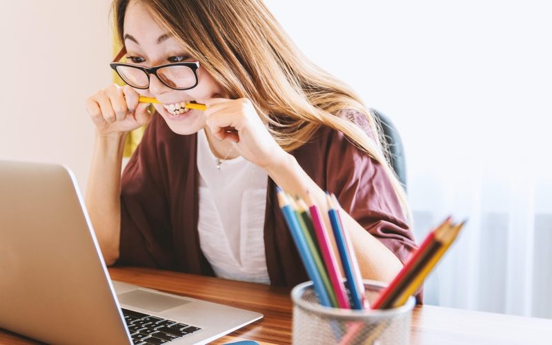 Persoon die zich uitrekt achter een bureau om de gevolgen van te weinig bewegen tegen te gaan