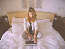 Een succesvolle vrouw werkt geconcentreerd achter haar laptop