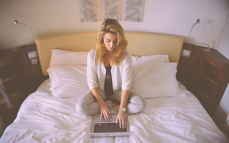 Een succesvolle vrouw werkt geconcentreerd achter haar laptop